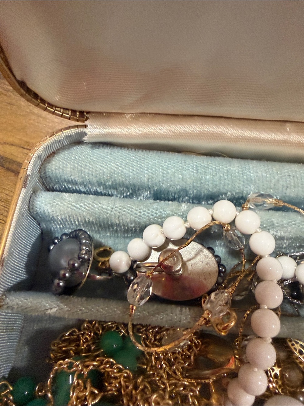Vintage jewelry box with misc Sara cov jewelry. Cuff links and a Boucher pendant - Picture 3 of 7